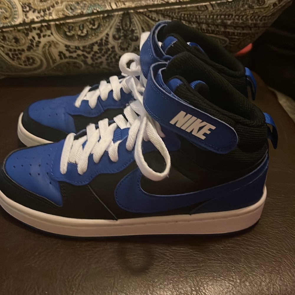 Nike size US4Y boy or girl unisex sneaker. Royal blue and black pre owned. - Picture 4 of 6
